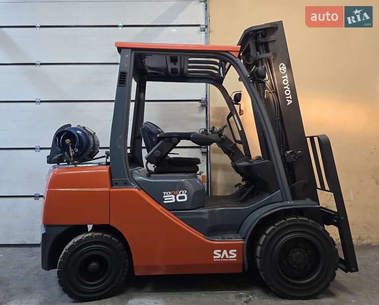 Вилочный погрузчик Toyota 02-8FGF30 2008 в Киеве