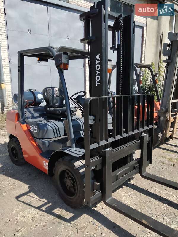 Вилочний навантажувач Toyota 02-8FGF30 2015 в Львові