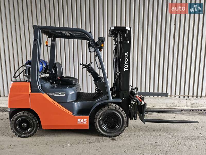Вилочный погрузчик Toyota 32FG-25 2017 в Киеве