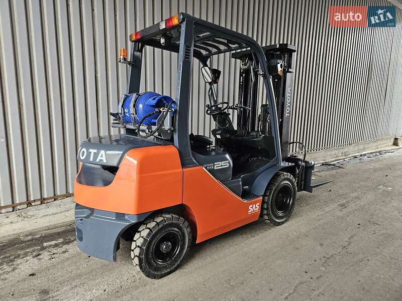 Вилочный погрузчик Toyota 32FG-25 2017 в Киеве