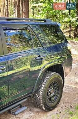 Внедорожник / Кроссовер Toyota 4Runner 2017 в 