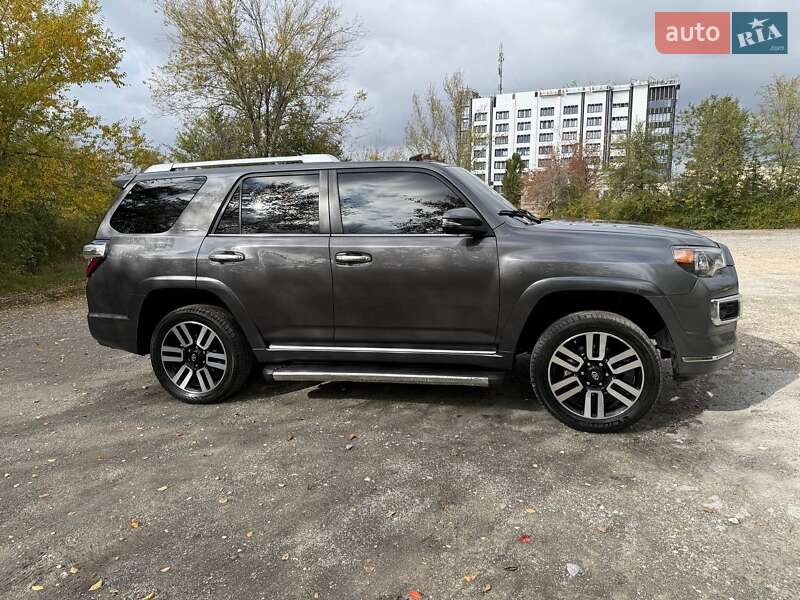 Позашляховик / Кросовер Toyota 4Runner 2014 в Кривому Розі
