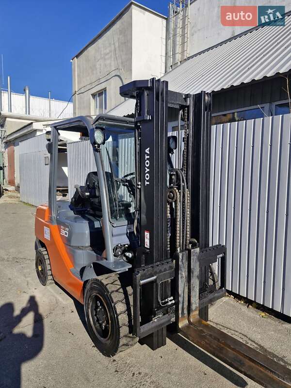 Вилочный погрузчик Toyota 52-8FDF30 2016 в Киеве фото 5 Вилочный погрузчик Toyota 52-8FDF30 2016 в Киеве