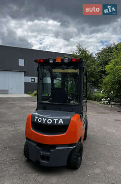 Вилочный погрузчик Toyota 8FDF-25 2011 в 