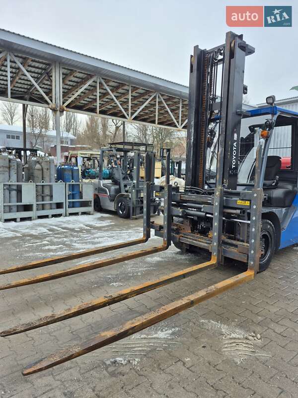 Вилочный погрузчик Toyota 8FGF30 2018 в Тернополе