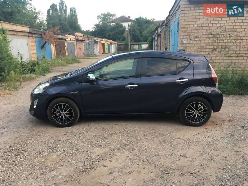 Хетчбек Toyota Aqua 2015 в Кривому Розі