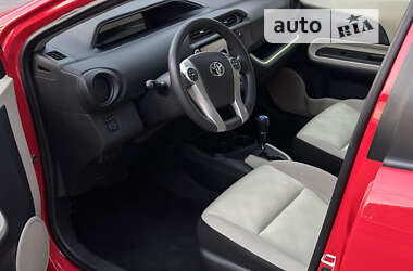 Хэтчбек Toyota Aqua 2014 в 