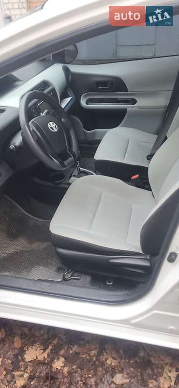 Хэтчбек Toyota Aqua 2014 в Вишневом