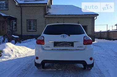 Хэтчбек Toyota Auris 2011 в Покровске