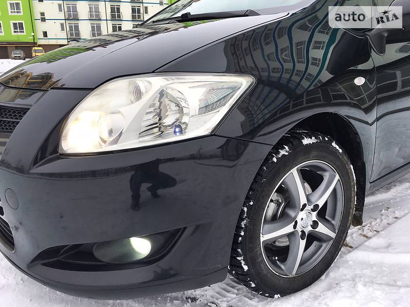 Хэтчбек Toyota Auris 2009 в Ивано-Франковске