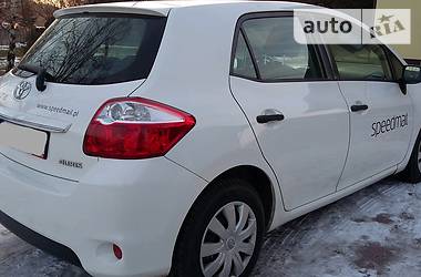 Хэтчбек Toyota Auris 2011 в 