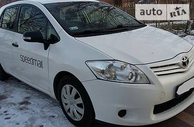 Хэтчбек Toyota Auris 2011 в 