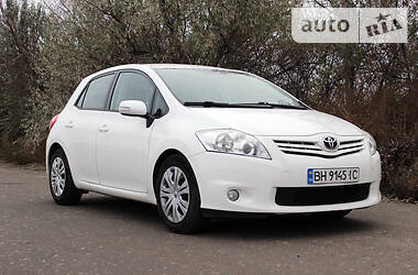 Хетчбек Toyota Auris 2011 в 