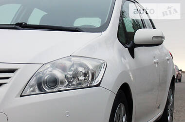 Хетчбек Toyota Auris 2011 в 