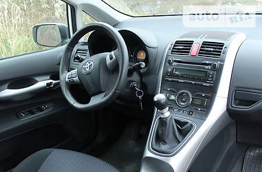 Хетчбек Toyota Auris 2011 в 