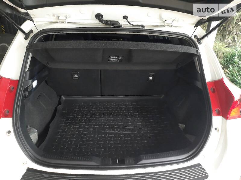 Хетчбек Toyota Auris 2013 в Києві фото 18 Хетчбек Toyota Auris 2013 в Києві
