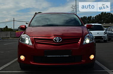 Хетчбек Toyota Auris 2010 в 