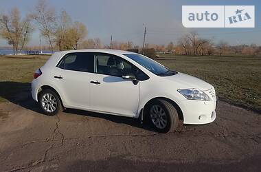 Хэтчбек Toyota Auris 2011 в Каменском