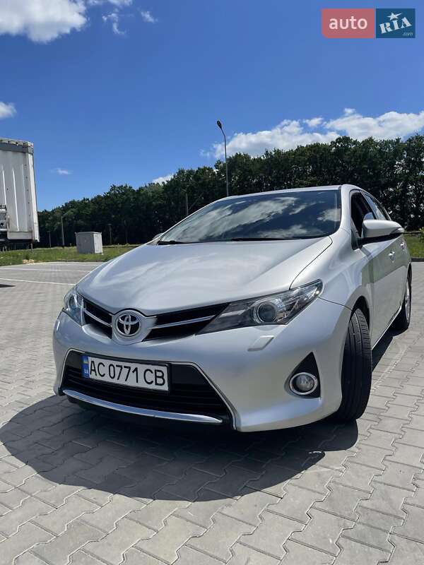 Хэтчбек Toyota Auris 2012 в Луцке