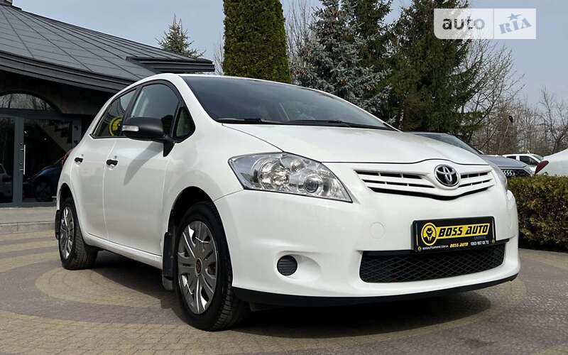 Хэтчбек Toyota Auris 2011 в Львове