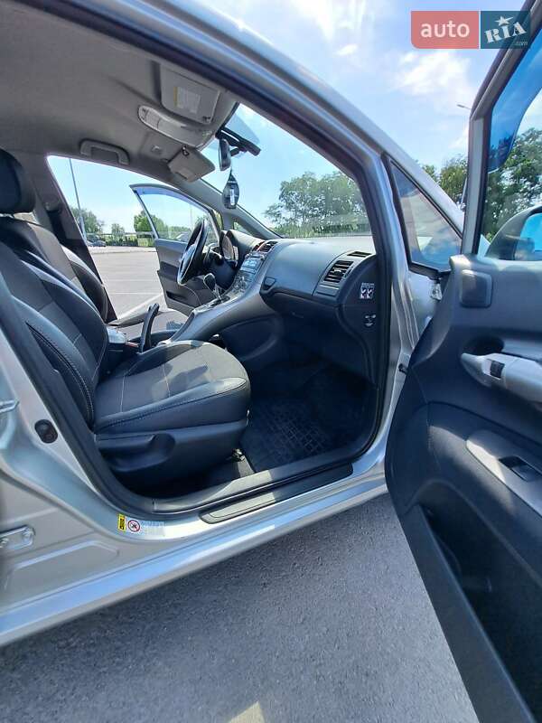 Хэтчбек Toyota Auris 2008 в Днепре