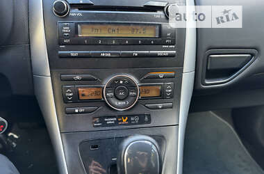 Хэтчбек Toyota Auris 2011 в 
