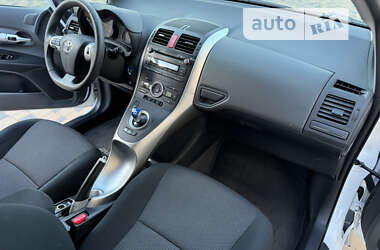 Хэтчбек Toyota Auris 2011 в Могилев-Подольске