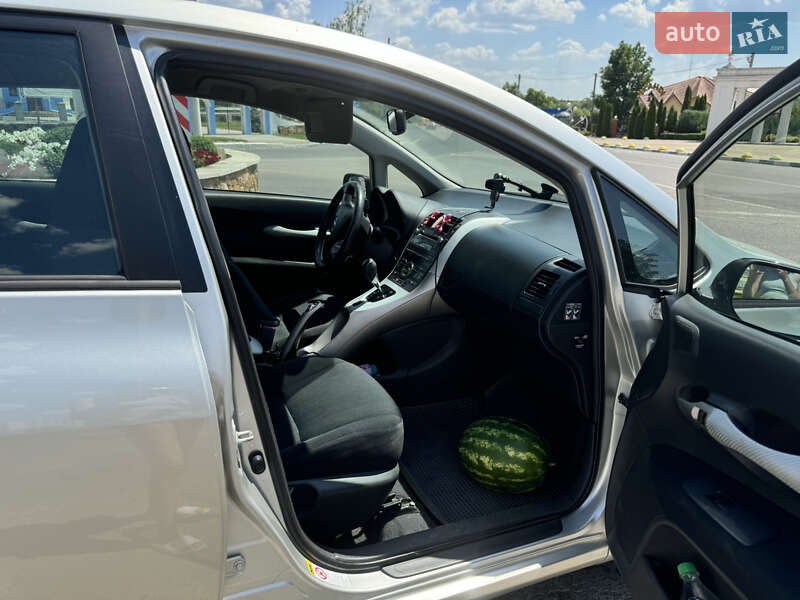 Хэтчбек Toyota Auris 2007 в Тростянце