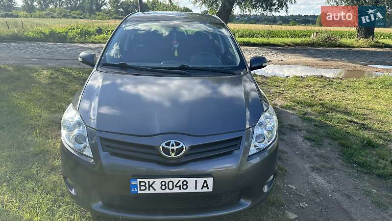 Хэтчбек Toyota Auris 2010 в Остроге