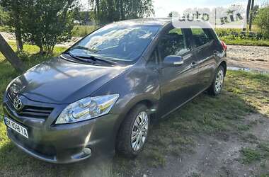 Хетчбек Toyota Auris 2010 в Острозі