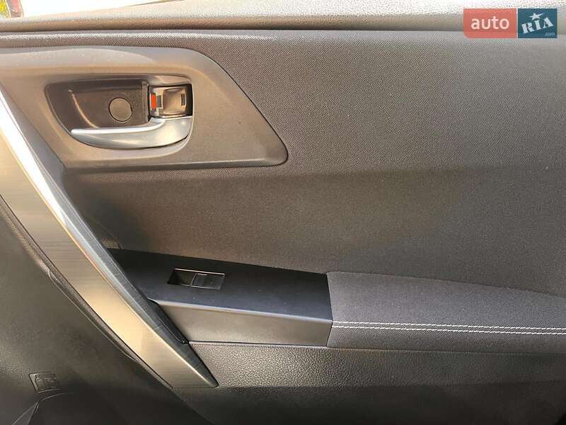 Хэтчбек Toyota Auris 2013 в Львове