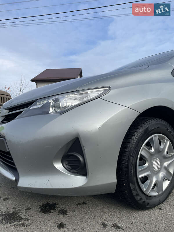 Хетчбек Toyota Auris 2013 в Гадячі