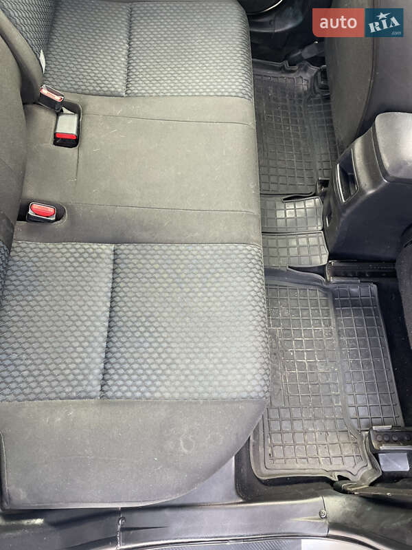Хетчбек Toyota Auris 2013 в Гадячі