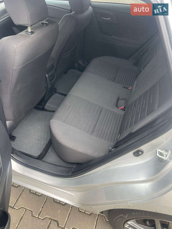 Хетчбек Toyota Auris 2015 в Любомлі