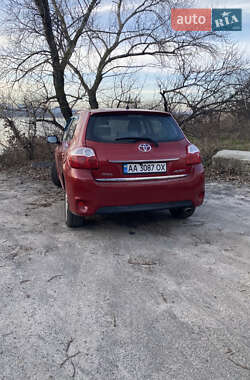 Хэтчбек Toyota Auris 2010 в 