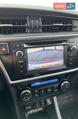 Хэтчбек Toyota Auris 2013 в 