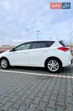 Хэтчбек Toyota Auris 2013 в 