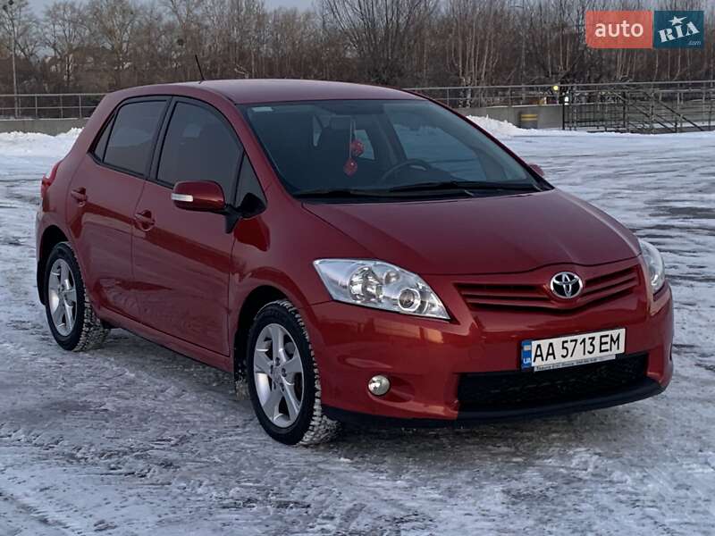 Хэтчбек Toyota Auris 2011 в Киеве