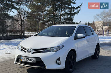 Хетчбек Toyota Auris 2013 в Горішніх Плавнях