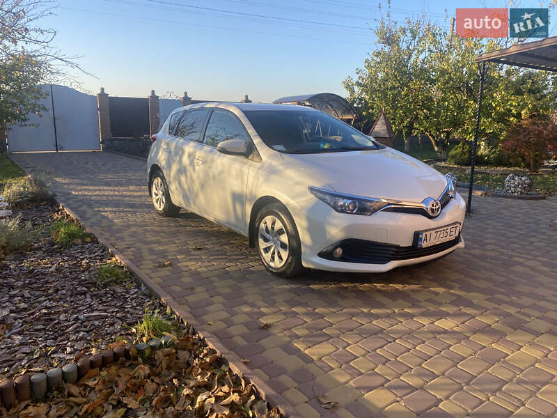 Хэтчбек Toyota Auris 2016 в Ракитном