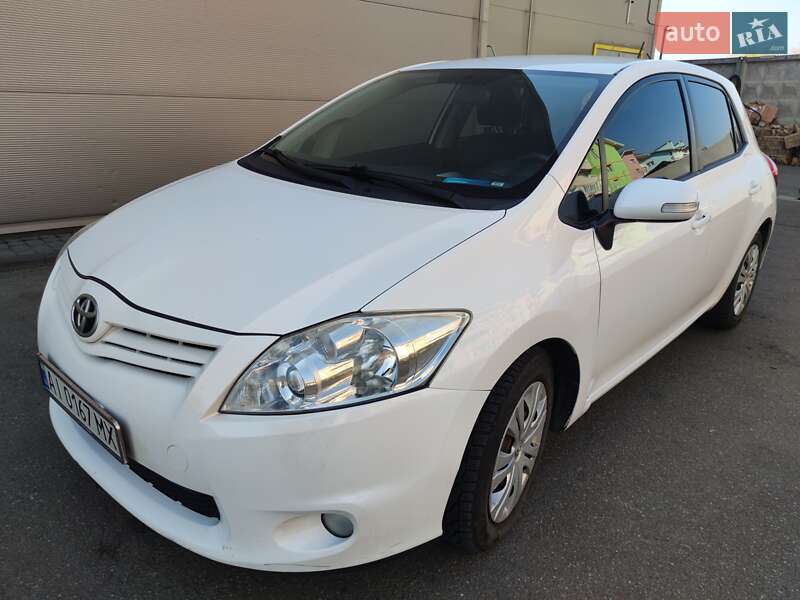 Хэтчбек Toyota Auris 2011 в 