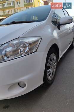 Хэтчбек Toyota Auris 2011 в 