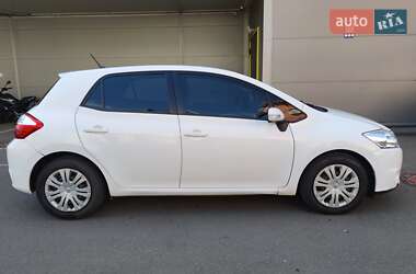 Хэтчбек Toyota Auris 2011 в 