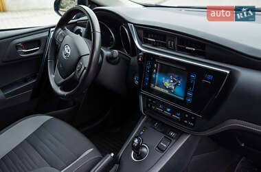 Хэтчбек Toyota Auris 2016 в 