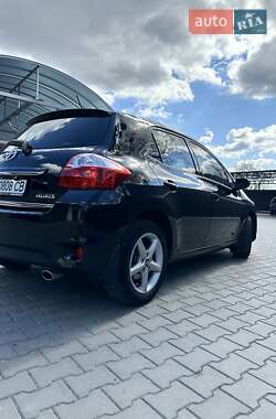 Хетчбек Toyota Auris 2011 в 