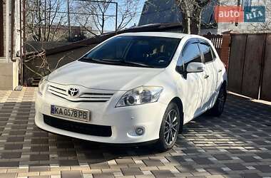Хэтчбек Toyota Auris 2012 в 