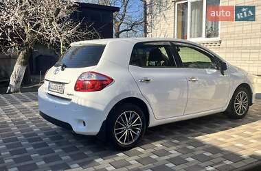 Хэтчбек Toyota Auris 2012 в 