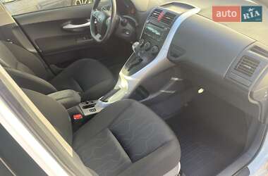 Хэтчбек Toyota Auris 2012 в 