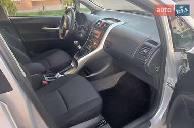 Хэтчбек Toyota Auris 2011 в 
