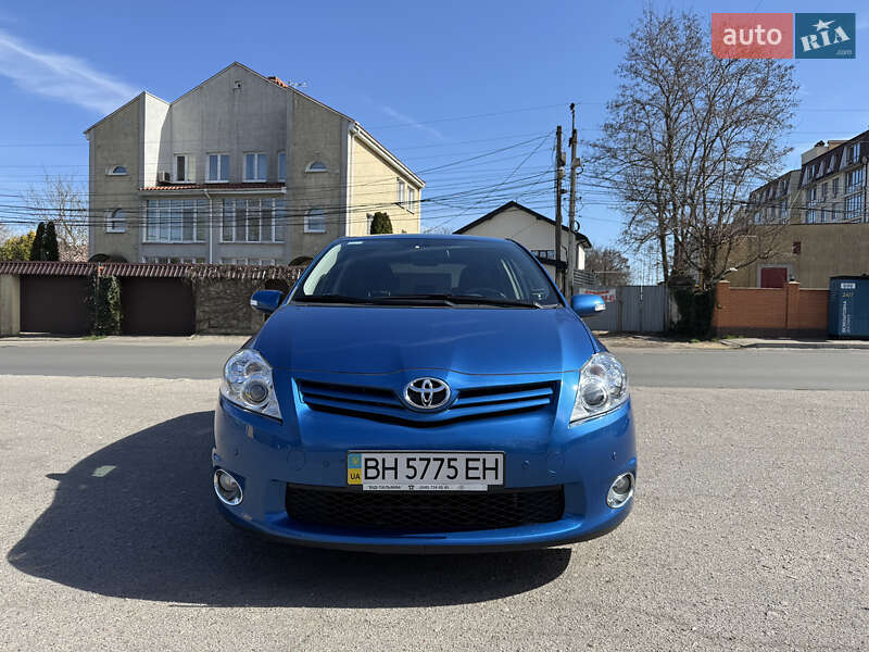 Хэтчбек Toyota Auris 2012 в 